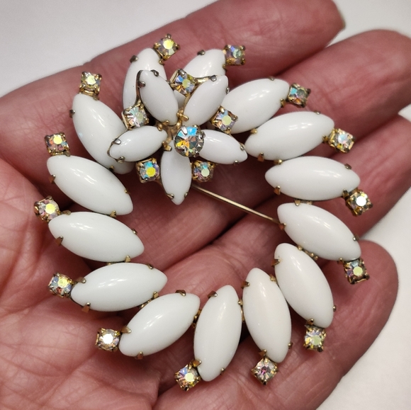 Vintage Milk Glass Brooch - Picture 4 of 9